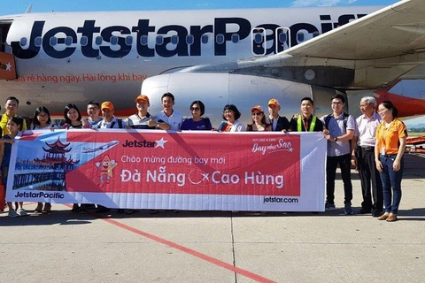 Những hành khách đầu tiên trên đường bay thẳng Đà Nẵng-Cao Hùng của hãng hàng không Jetstar Pacific. (Ảnh: CTV/Vietnam+)