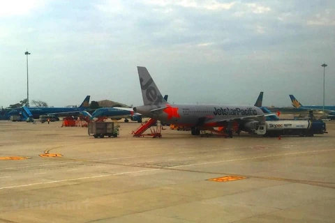 Máy bay của hai hãng hàng không Jetstar Pacific-Vietnam Airlines. (Ảnh: Việt Hùng/Vietnam+)