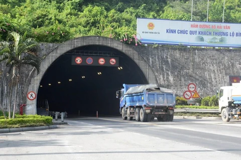 Phương tiện lưu thông qua hầm đường bộ Hải Vân. (Ảnh: Việt Hùng/Vietnam)