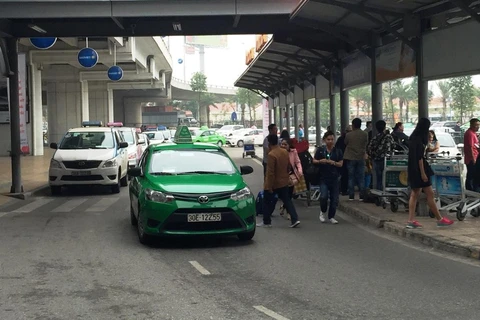 Xe taxi nhượng quyền được phép hoạt động tại sân bay Nội Bài. (Ảnh: Việt Hùng/Vietnam+)