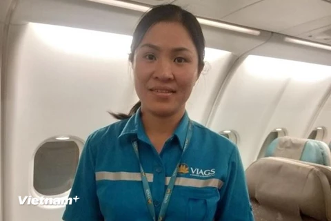 Chị Phùng Thị Ngọc - nữ nhân viên Công ty Dịch vụ mặt đất sân bay Việt Nam trả lại gần 1 tỷ đồng cho hành khách bỏ quên trên máy bay tại Tân Sơn Nhất. (Ảnh: Anh Tuấn/Vietnam+)
