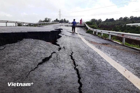 Dự án đường Hồ Chí Minh đoạn tránh Chư Sê, tỉnh Gia Lai đã bị hư hỏng, sụt lún, nứt toác nghiêm trọng. (Ảnh: CTV/Vietnam)
