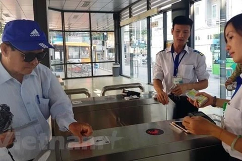 Hà Nội sẽ đẩy mạnh vận tải công cộng bằng xe buýt thông qua các chính sách ưu tiên người cao tuổi. (Ảnh: Việt Hùng/Vietnam+)