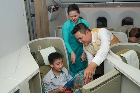 Vietnam Airlines lựa chọn quà tặng Trung Thu là những cánh thiệp với lời chúc tốt đẹp nhất, những món đồ chơi truyền thống, đồ chơi trí tuệ, bánh nướng dành cho các em nhỏ. (Ảnh: Minh Tuấn/Vietnam+)