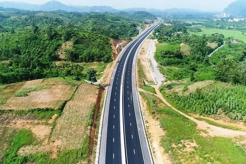 Dự án đường cao tốc Bắc Giang-Lạng Sơn thông xe sẽ rút ngắn thời gian đi lại từ Hà Nội-Lạng Sơn từ 3,5 giờ xuống còn khoảng 2,5 tiếng đồng hồ so với tuyến Quốc lộ 1 cũ. (Ảnh: CTV/Vietnam+)