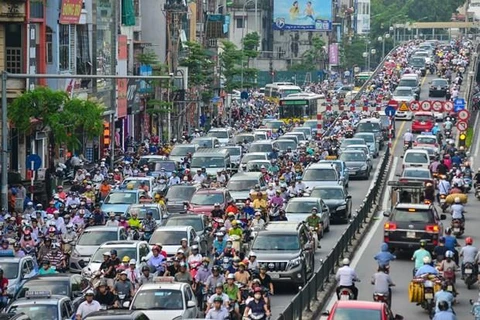 Xe máy, ôtô dàn hàng ngang nối đuôi nhau không còn là hình ảnh hiếm ở một số đô thị lớn thường xuyên xảy ra ùn tắc giao thông. (Ảnh: PV/Vietnam+)