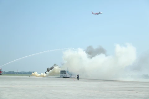 Lực lượng phòng cháy chữa cháy và cứu hộ cứu nạn diễn tập với tình huống tàu bay hạ cánh khẩn cấp khi gặp sự cố. (Ảnh: CTV/Vietnam)