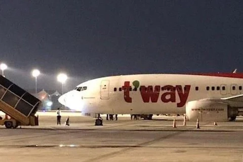 Tàu bay Boeing 737 của hãng hàng không T’way gặp sự cố phải hạ cánh tại sân bay Tân Sơn Nhất vào rạng sáng ngày 19/9 vừa qua. (Ảnh: CTV/Vietnam+)
