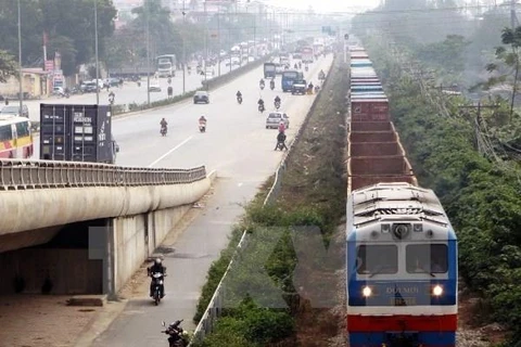 Dự án đường sắt Hà Nội-Quảng Ninh vẫn chưa hẹn ngày về đích do thiếu nguồn vốn đầu tư từ ngân sách Nhà nước. (Ảnh: TTXVN)