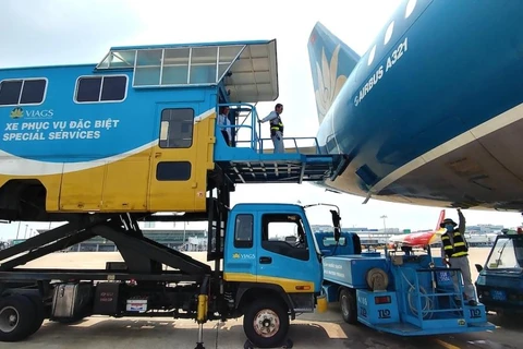 Xe thang nâng dành cho những hành khách bị khuyết tật hoặc vận chuyển hàng hóa đặc biệt. (Ảnh: CTV/Vietnam+)