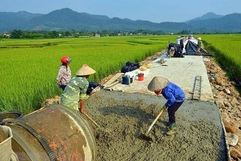 Giao thông nông thôn giúp thay đổi bộ mặt nông thôn, xóa đói giảm nghèo. (Nguồn: TTXVN)