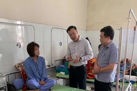 Ông Vũ Hữu Tuyến-Chủ tịch Công đoàn Tổng công ty Vận tải Hà Nội và Giám đốc xí nghiệp Xe buýt Cầu Bươu thăm hỏi động viên nữ nhân viên bán vé bị hành hung.