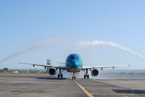 Chuyến bay đầu tiên từ Thành phố Hồ Chí Minh hạ cánh xuống Bali được chào mừng với nghi thức phun vòi rồng tại sân bay. (Ảnh: CTV/Vietnam+)
