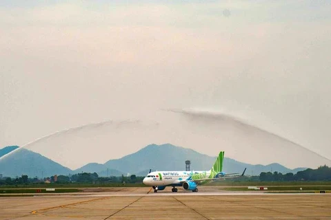 Nghi thức vòi rồng đón máy bay Airbus A320neo của Bamboo Airways. (Ảnh: CTV/Vietnam+)