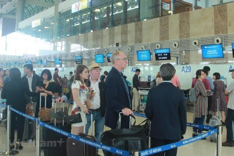 Hành khách làm thủ tục tại sân bay Nội Bài. (Ảnh: Việt Hùng/Vietnam+)