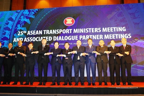 Phó Thủ tướng Trịnh Đình Dũng cùng các Bộ trưởng Giao thông Vận tải các nước ASEAN thể hiện sự đoàn kết tại hội nghị. (Ảnh: Huy Hùng/Vietnam+)