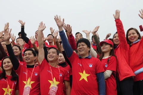 Đoàn viên, thanh niên của Vietjet tham gia lễ công bố thông điệp Hành trình "Tôi yêu Tổ quốc tôi" tại cột cờ Lũng Cũ. (Ảnh: CTV/Vietnam+)