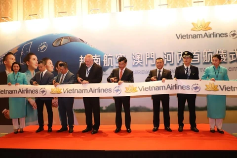 Các đại biểu cắt băng khai trương đường bay từ Hà Nội và Macau. (Ảnh: CTV/Vietnam+)