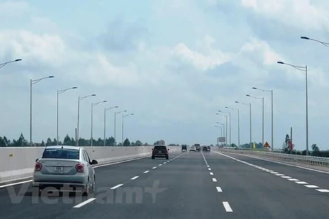 Phương tiện lưu thông trên một tuyến cao tốc. (Ảnh: Việt Hùng/Vietnam+)