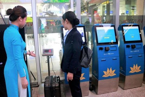 Hành khách có thể tự làm thủ tục hành lý tại quầy kiosk ở sân bay. (Ảnh: CTV/Vietnam+)