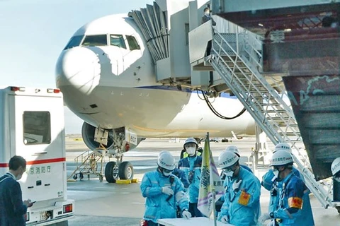 Đội ngũ y tế tại sân bay Haneda chờ đón du khách Nhật Bản trở về từ Vũ Hán. (Ảnh: Nikkei)
