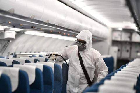 Máy bay Vietnam Airlines được khử trùng tránh virus corona. (Ảnh: Vietnam+)