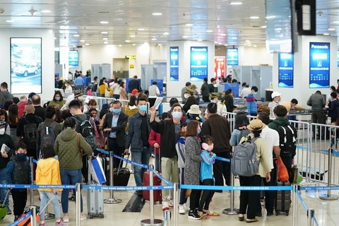 Hành khách đeo khẩu trang tại sân bay Nội Bài. (Ảnh: Phan Công/Vietnam+)