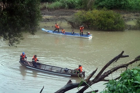Lực lượng cứu hộ tỉnh đang nỗ lực tìm kiếm những người mất tích trong một vụ lật thuyền trên sông. (Ảnh: Chu Quốc Hùng/TTXVN)