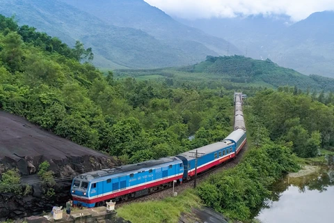 Ngành đường sắt chỉ còn duy trì rất ít những đoàn tàu chạy tuyến Bắc-Nam trong mùa dịch COVID-19. (Ảnh: Minh Sơn/Vietnam+)