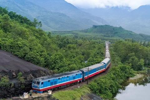 Ngành đường sắt chỉ còn duy trì một đôi tàu khách chạy tuyến Bắc-Nam trong mùa dịch COVID-19. (Ảnh: Minh Sơn/Vietnam+)