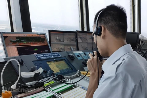 Kiểm soát viên không lưu được cách ly hoàn toàn với bên ngoài nhằm phòng chống dịch COVID-19 để đảm bảo cho những chuyến bay an toàn. (Ảnh: Việt Hùng/Vietnam+)
