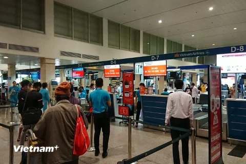 Hành khách làm thủ tục chuyến bay của Jetstar Pacific từ Thành phố Hồ Chí Minh-Hà Nội trong chiều ngày 15/4. (Ảnh: Tiến Sỹ/Vietnam+)