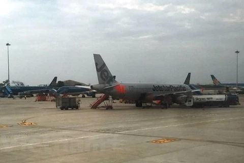 Máy bay của hãng hàng không Vietnam Airlines, Jetstar tại sân bay Nội Bài. (Ảnh: Việt Hùng/Vietnam+)