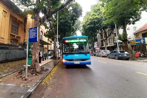 Xe buýt Hà Nội sẽ chạy lại tất cả các tuyến từ ngày 23/4. (Ảnh: Việt Hùng/Vietnam+)