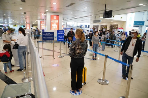 Cảng hàng không Nội Bài thực hiện nghiêm giãn cách xã hội tại nhà ga hành khách. (Ảnh: Phan Công/Vietnam+)