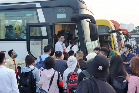 Hành khách lên phương tiện vận tải để về quê trong dịp nghỉ lễ 30/4 và 1/5. (Ảnh: Nam Khánh/Vietnam+)
