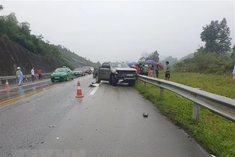 Hiện trường vụ tai nạn trên cao tốc Nội Bài-Lào Cai. (Nguồn: TTXVN)