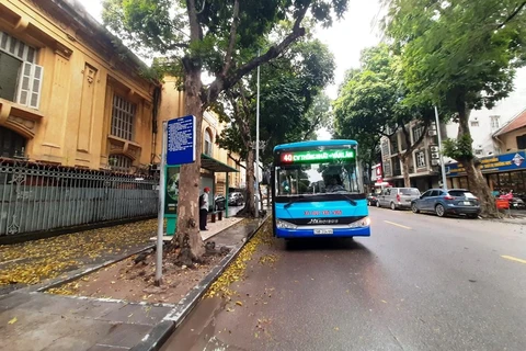 Chất lượng dịch vụ xe buýt của Hà Nội đã được nâng lên rõ rệt trong những năm qua nhờ vào đầu tư xe mới, thái độ phục vụ tốt. (Ảnh: Việt Hùng/Vietnam+)