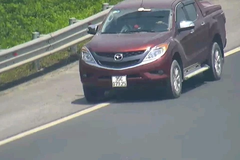Tài xế xe ôtô con cố tình lùi ngược chiều trên cao tốc Hà Nội-Hải Phòng đã bị xử lý nghiêm theo quy định của pháp luật. (Ảnh: VIDIFI cung cấp)