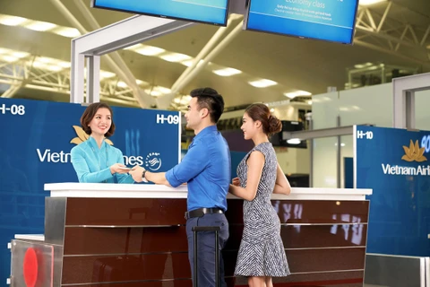 Hành khách làm thủ tục khi mua vé máy bay không hành lý ký của Vietnam Airlines. (Ảnh: CTV/Vietnam+)