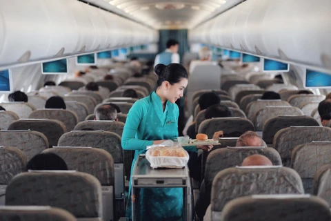 Từ ngày 15/5, Vietnam Airlines sẽ phục vụ trở lại suất ăn trên chuyến bay. (Ảnh: CTV/Vietnam+)