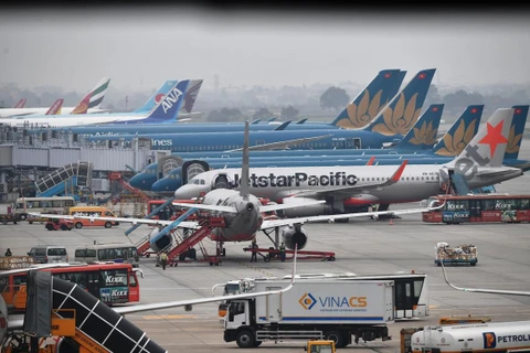 Máy bay của hai hãng hàng không Vietnam Airlines và Jetstar Pacific tại sân bay Nội Bài. (Ảnh: Hoàng Anh/Vietnam+)