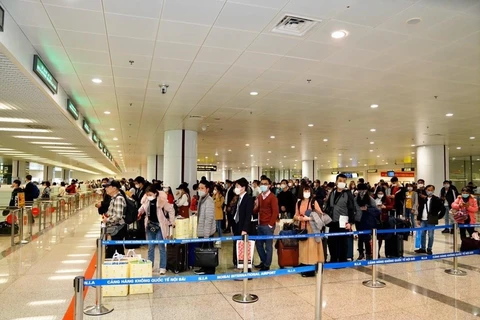 Hành khách làm thủ tục nhập cảnh tại sân bay Nội Bài. (Ảnh: Phan Công/Vietnam+)