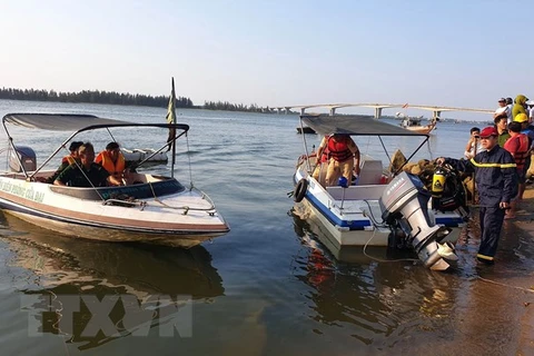 Lực lượng tìm kiếm cứu hộ, cứu nạn tỉnh Quảng Nam triển khai tìm kiếm các nạn nhân trong vụ lật thuyền trên sông Thu Bồn bị mất tích vào ngày 8/5 vừa qua. (Ảnh: Trần Tĩnh/TTXVN)