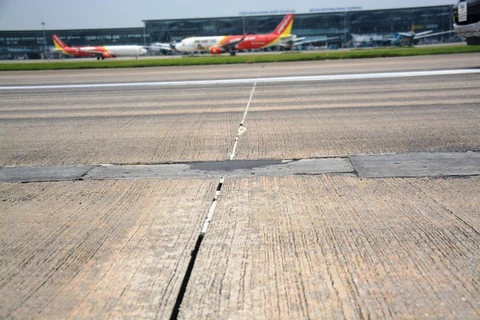 Đường cất hạ cánh sân bay Nội Bài được vá trám tạm thời nhằm đảm bảo khai thác. (Ảnh: Việt Hùng/Vietnam+)