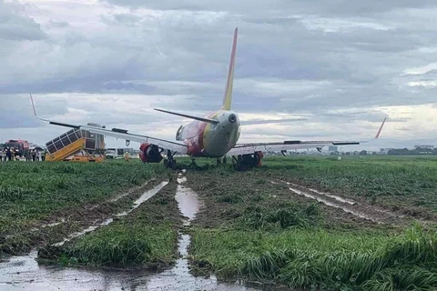 Vị trí máy bay Vietjet lao ra khỏi đường băng, tuy nhiên tàu bay và toàn bộ hành khách, tổ bay đều an toàn sau sự cố. (Ảnh: CTV/Vietnam+)