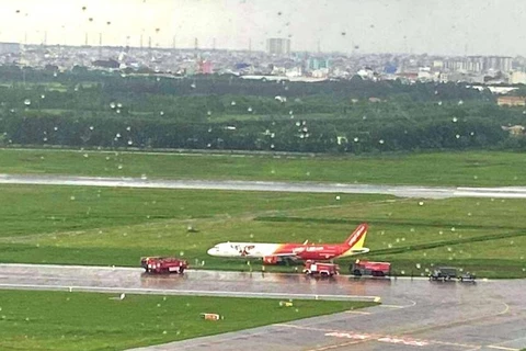 Máy bay Vietjet trượt ra khỏi đường băng Tân Sơn Nhất đã được kéo về sân đỗ và đường băng này được đưa vào khai thác trở lại. (Ảnh: CTV/Vietnam+)