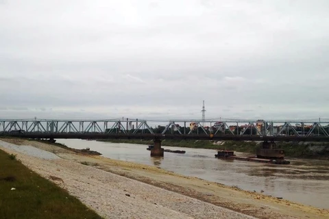 Tàu thuyền lưu thông qua cầu Đuống. (Ảnh: CTV/Vietnam+)