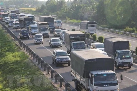 Sau khi dừng thu phí, lượng phương tiện lưu thông tăng đột biến trên cao tốc Thành phố Hồ Chí Minh-Trung Lương. (Ảnh: Bùi Giang/TTXVN)
