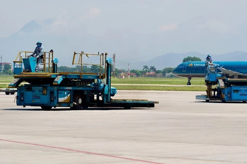 Xe chuyên dụng hoạt động tại sân đường khu bay Nội Bài. (Ảnh: Văn phòng NIA)